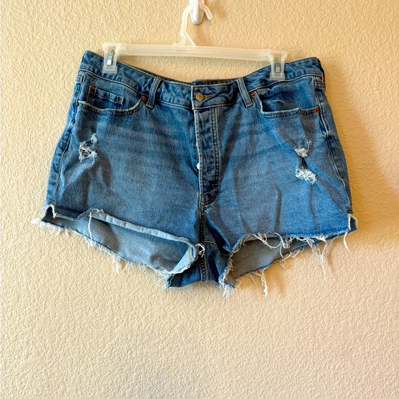 Old navy plus size distressed High rise OG straight jean shorts. Size 20 - Picture 2 of 10